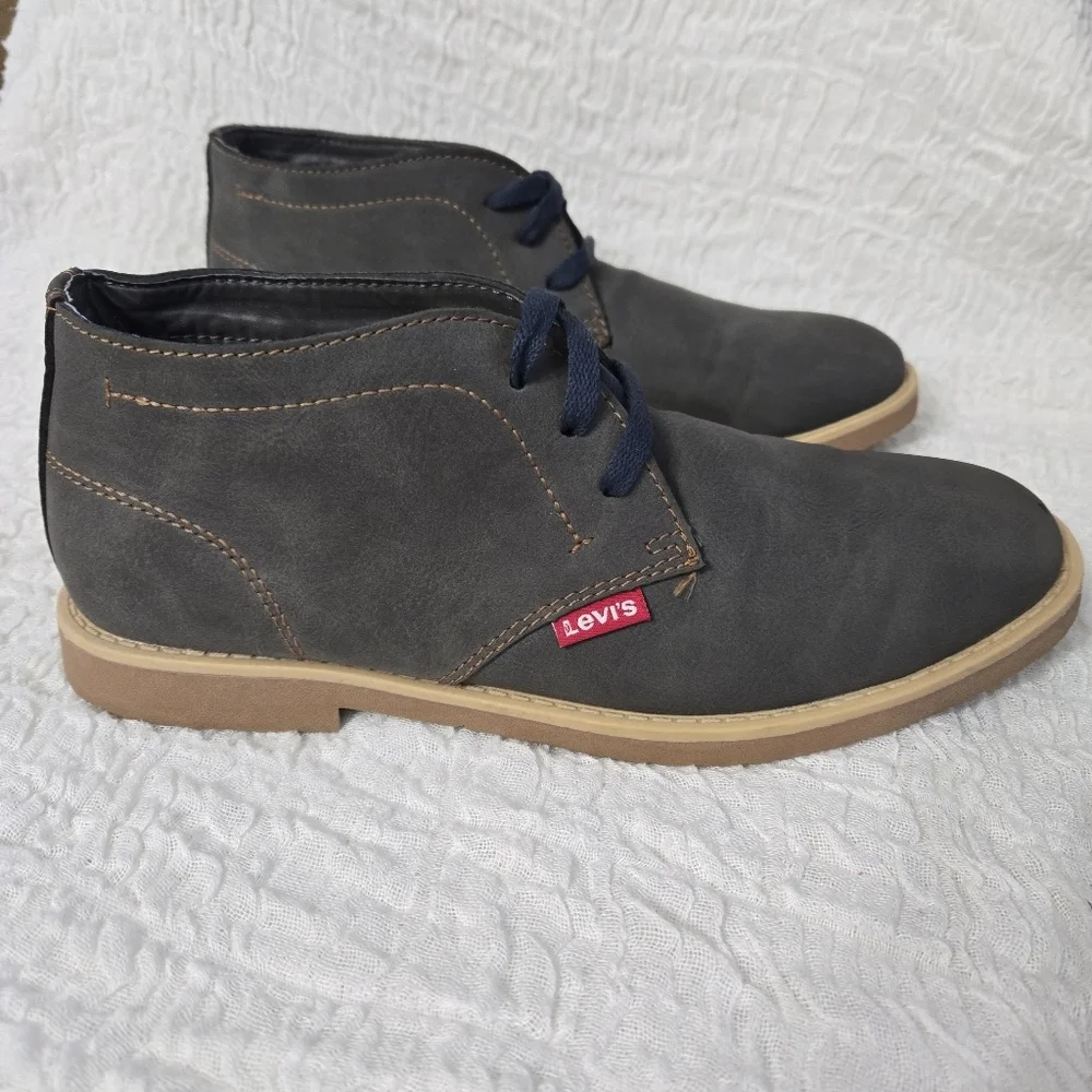 Levi's Cambridge Men Sz 8 Suede Leather Grey Casual Chukka Preppy Academia Boots
